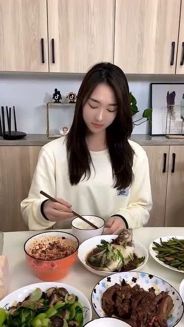 网红媳妇吃瓜图片高清,高清美图曝光引网友热议